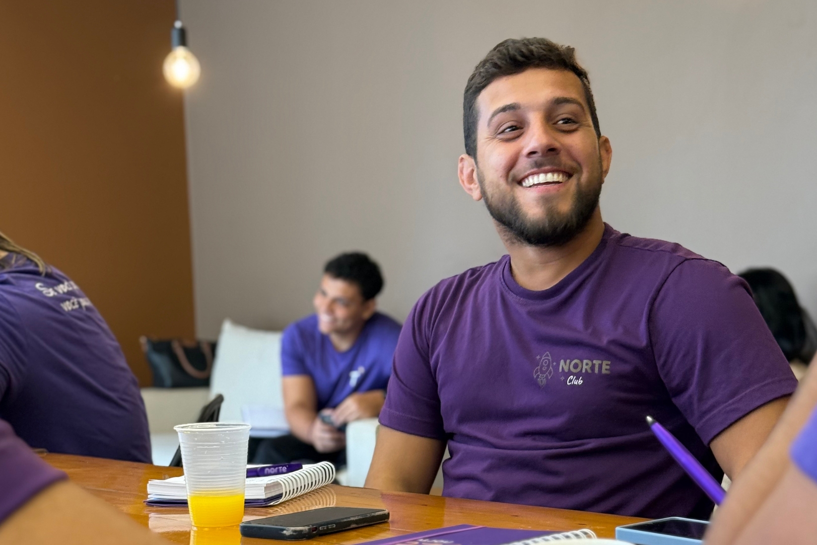 Equipe conduzindo entrevista estruturada de recrutamento e seleção