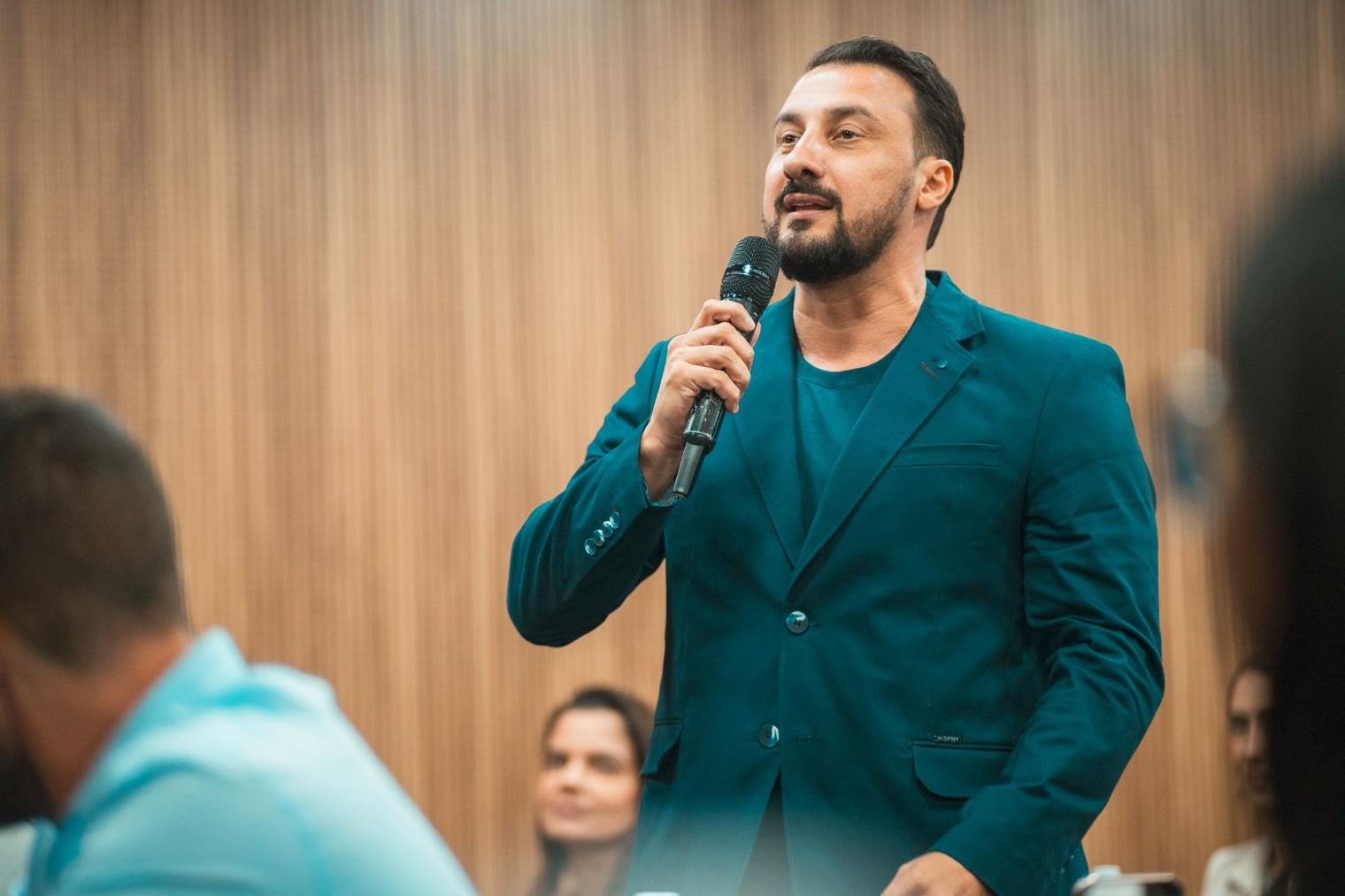 Douglas Adolpho falando sobre finanças pessoais em treinamento da Norte