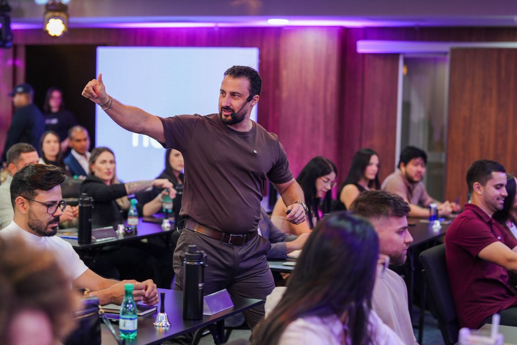 Douglas Adolpho, da Norte, palestrando em evento presencial para empresários
