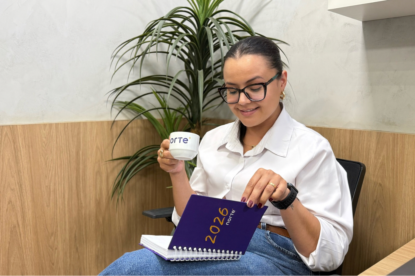Profissional da Norte analisando relatórios de vendas e estoque com um café