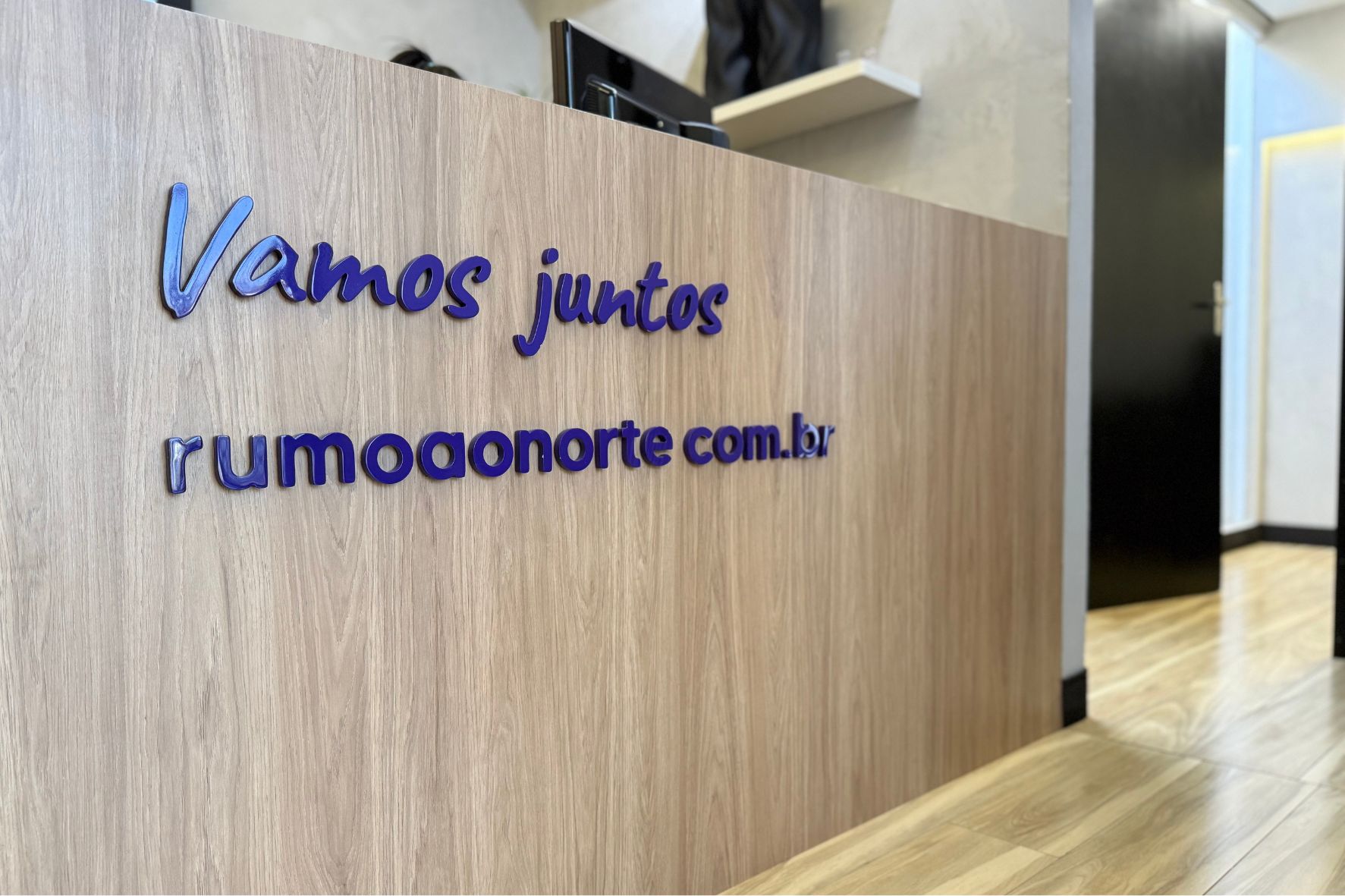 Empresário conduzindo treinamento de planejamento orçamentário na sede da Norte
