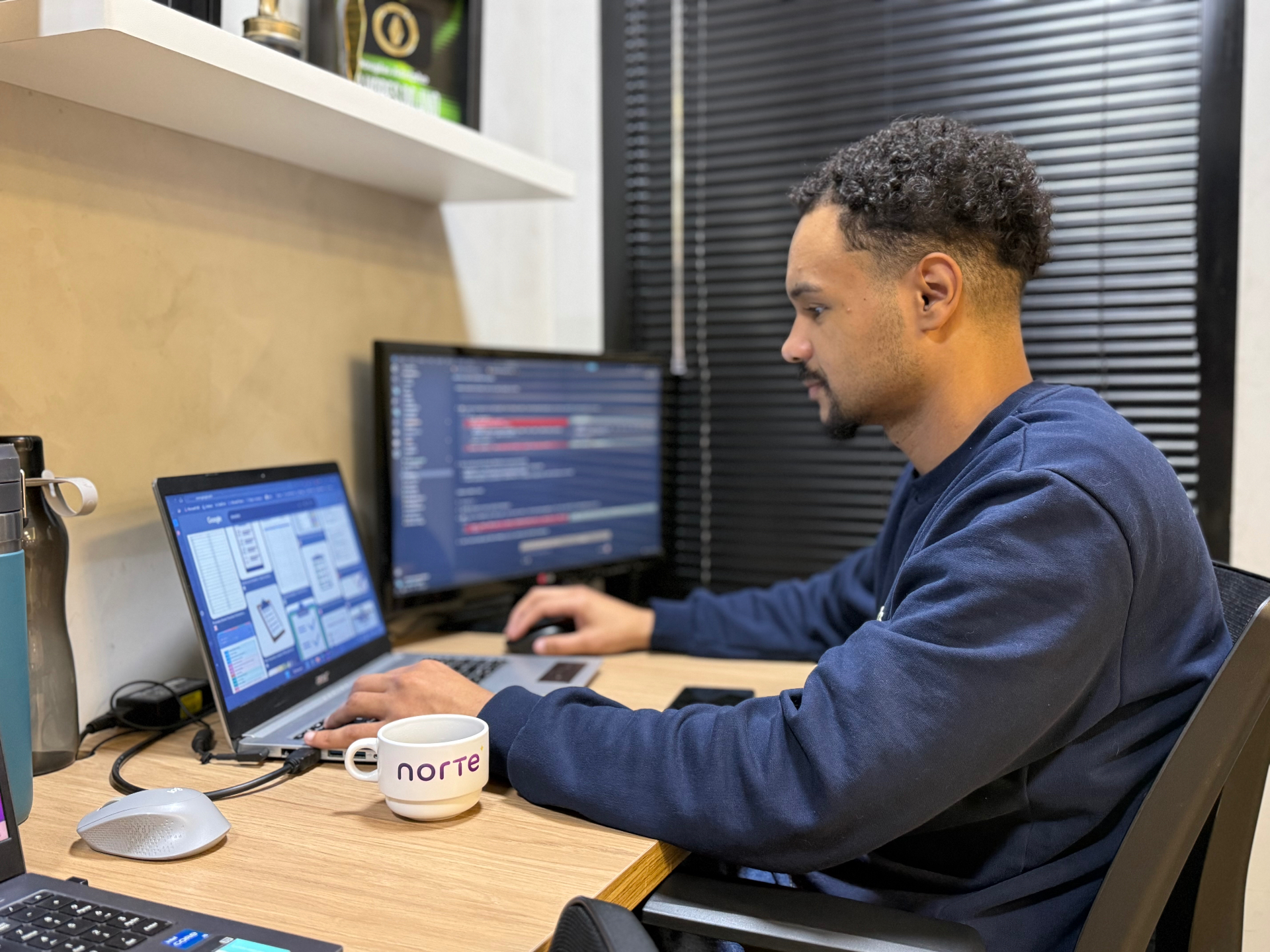 Especialista da Norte analisando dados comerciais no computador