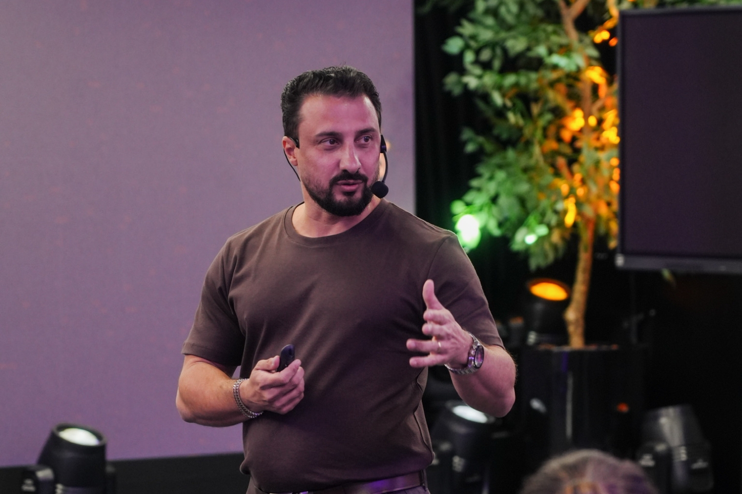 Douglas Adolpho, fundador da Norte, apresentando em palco