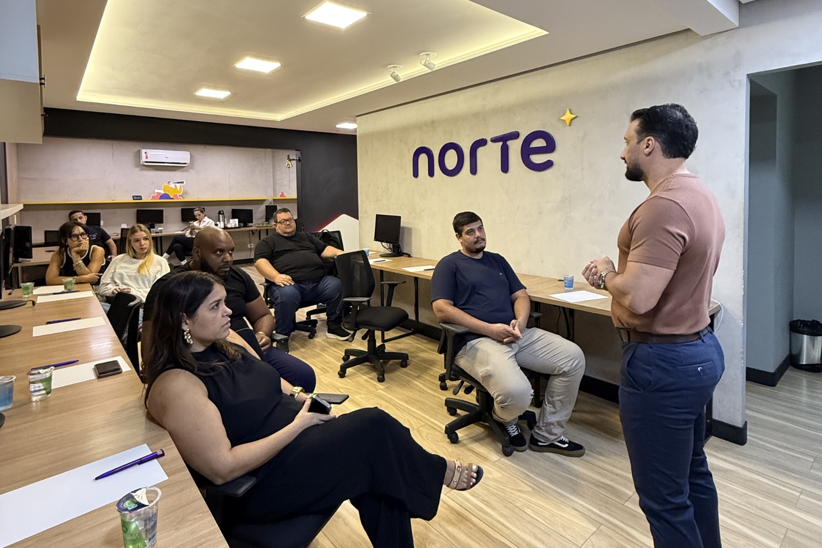 Empresário conduzindo treinamento de planejamento orçamentário na sede da Norte
