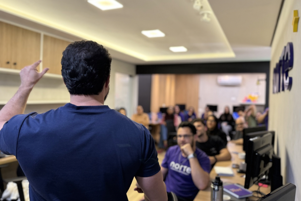 Sócio da Norte apresentando a estrutura da empresa para a equipe em treinamento